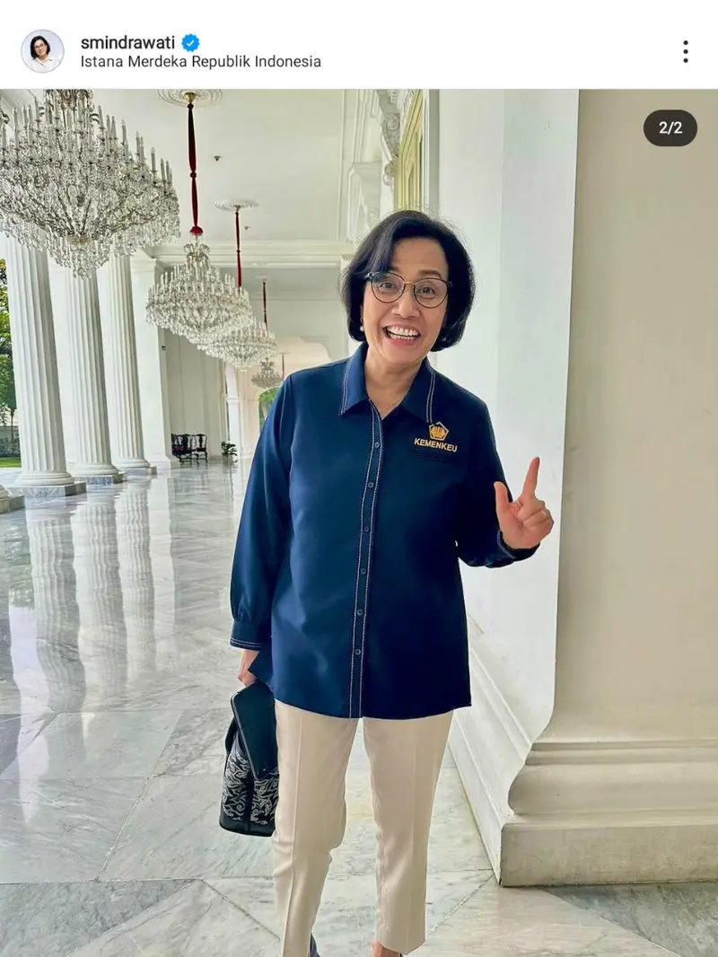 Unggahan instagram Menteri Keuangan Sri Mulyani Indrawati di @smindrawati. Sri Mulyani tampak terburu-buru di Istana Negara.