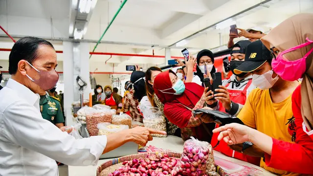 Presiden Joko Widodo atau Jokowi meresmikan Pasar Johar di Kota Semarang, Jawa Tengah, Rabu (5/1/2022).