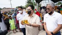 Menteri BUMN Erick Thohir menggelar operasi pasar guna menyediakan minyak goreng murah di Kuala Tanjung, Sumatera Utara, Sabtu (8/1/2022)