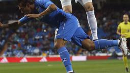 Duel pemain Real Madrid, Karim Benzema (atas) dan pemain Getafe, Damian Suarez pada lanjutan La Liga Santander di Santiago Bernabeu stadium, Madrid, (3/3/2018). Real madrid menang 3-1. (AP/Francisco Seco)
