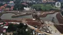 Foto udara suasana pembangunan Waduk Lebak Bulus, Jakarta Selatan, Selasa (11/10/2022). Pembangunan waduk seluas 4,4 hektare tersebut menjadi salah satu upaya untuk mengendalikan banjir akibat luapan air sungai di Jakarta Selatan. (Liputan6.com/Herman Zakharia)