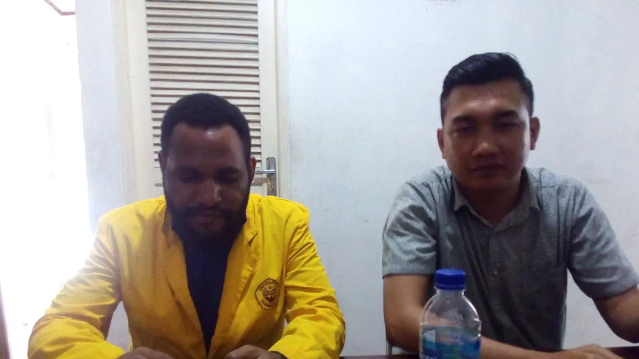 Mahasiswa Papua Ferry Kombo dan kuasa hukum. (Foto: Liputan6.com/Abelda Gunawan)