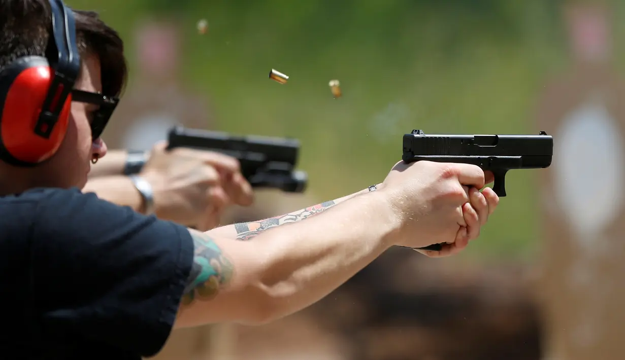 Anggota Pink Pistols saat mengikuti latihan tembak di PMAA Gun Range, Salt Lake City, Uta, (13/7). Pink Pistols adalah organisasi pro-senjata nasional LGBT di AS. (REUTERS/Jim Urquhart)