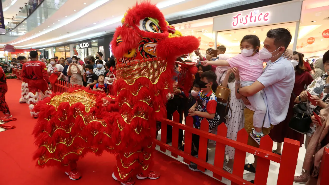 Tahun Baru Imlek, Atraksi Barongsai Tonggak Hibur Pengunjung Mall