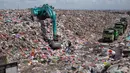 Sementara sampah organik wajib diselesaikan dari sumbernya. Tampak dalam foto, sebuah ekskavator memindahkan sampah di Tempat Pembuangan Akhir (TPA) Sampah Suwung, Denpasar, Bali, pada Rabu 2 April 2026. (Lana Priatna/AFP)