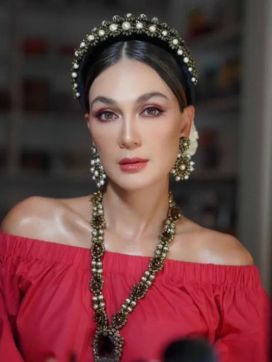 Yang dipilih Luna adalah maju pantang mundur. Ia akan terus melanjutkan kehidupannya tanpa peduli dengan pandangan orang lain terhadap dirinya. (Instagram/lunamaya)