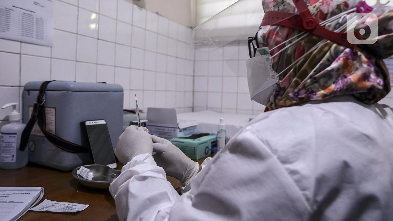 FOTO: Tenaga Kesehatan Jalani Vaksinasi COVID-19 Tahap Kedua di Puskesmas Palmerah