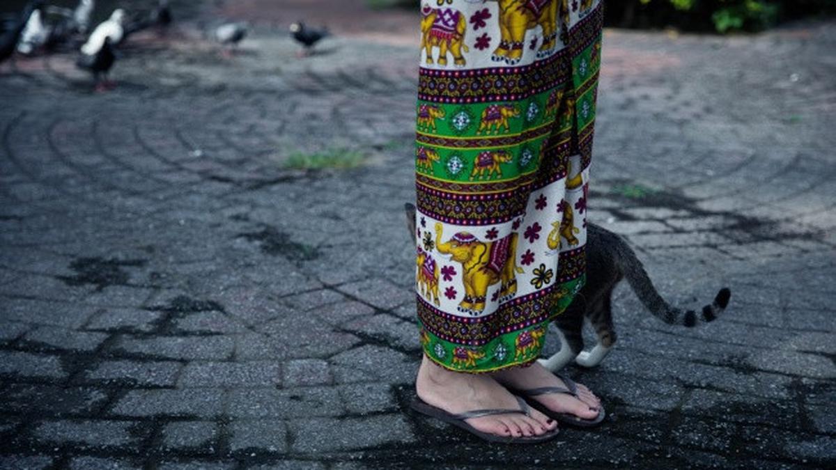 7 Inspirasi Model Batik Rok Lilit (Wrap Skirt) Terbaru, Elegan Dipadukan dengan Atasan Apa Saja