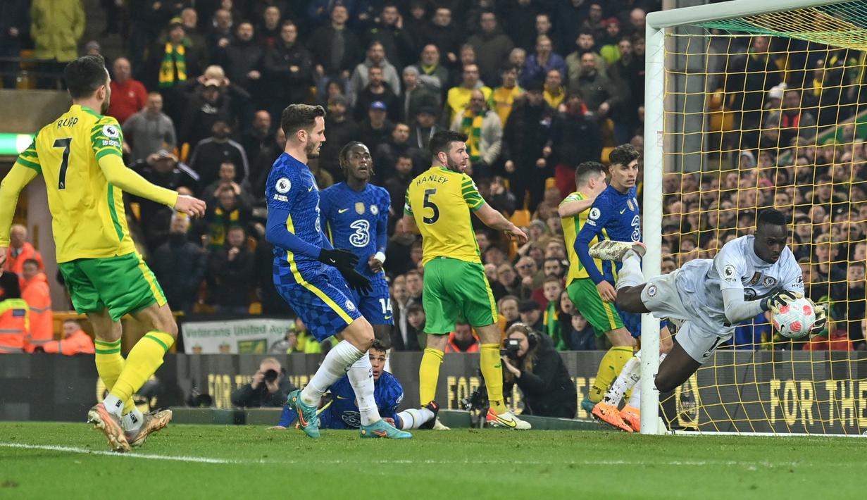 Hasil tersebut membuat Tim London Biru kini mendulang 56 poin, tertinggal tujuh angka dari Liverpool di urutan kedua dan 13 poin dari Manchester City di posisi teratas. Adapun Norwich makin terbenam di dasar klasemen dengan nilai 17. (AFP/Glyn Kirk)