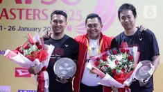 Mohammad Ahsan (kiri) dan Hendra Setiawan bersama Ketua Umum Persatuan Bulutangkis Seluruh Indonesia (PBSI) Muhammad Fadil Imran (tengah) saat gelaran Moment of Honor The Daddies di Istora Gelora Bung Karno, Senayan, Jakarta, Minggu (26/1/2025). (Liputan6.com/Herman Zakharia)
