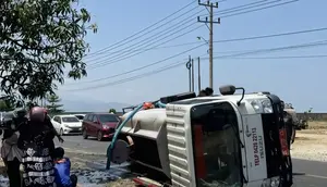 Mobil Damkar Terguling dan Petugas Terlempar Saat ke Lokasi Kebakaran