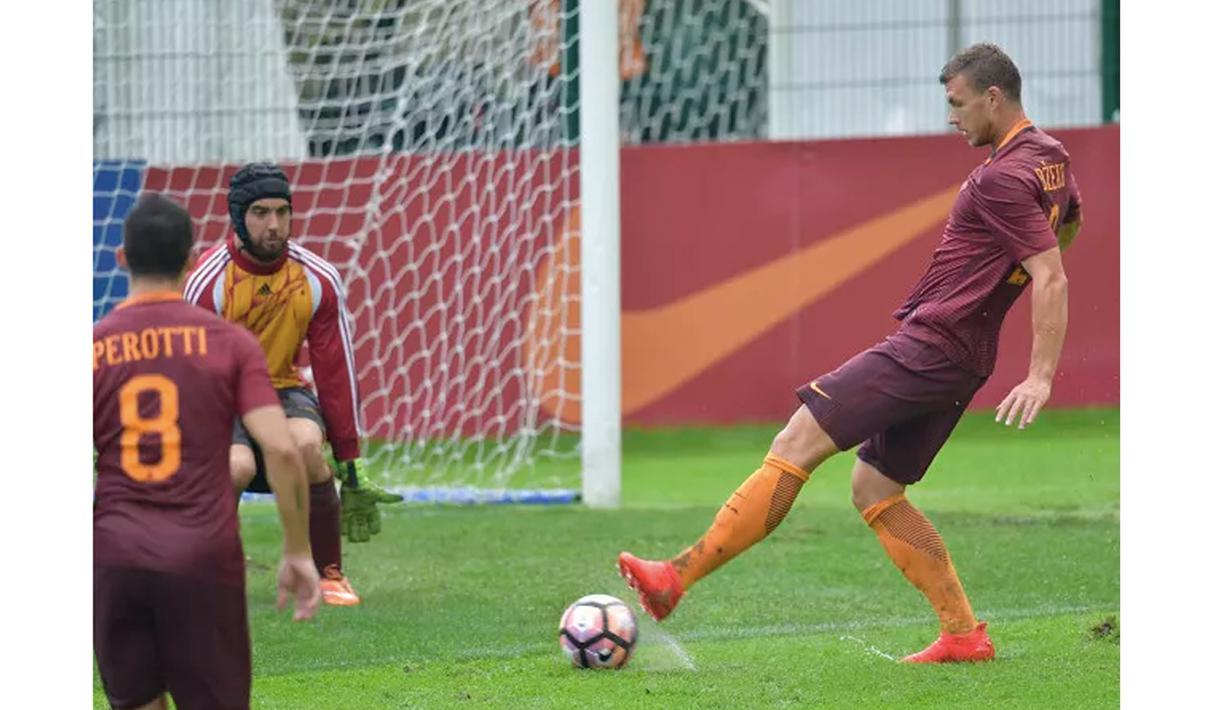 Edin Dzeko saat mencetak gol ke gawang AC Pinzolo pada laga uji coba di Pinzolo, Italia (13/7/2016). AS Roma menang 16-0. (Bola.com/asroma.com)