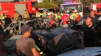 Pekerja pertahanan sipil memeriksa mobil yang terkena serangan Israel, di kota pelabuhan Sidon di Lebanon selatan, 9 Agustus 2024. [Mohammed Zaatari/AP Photo]