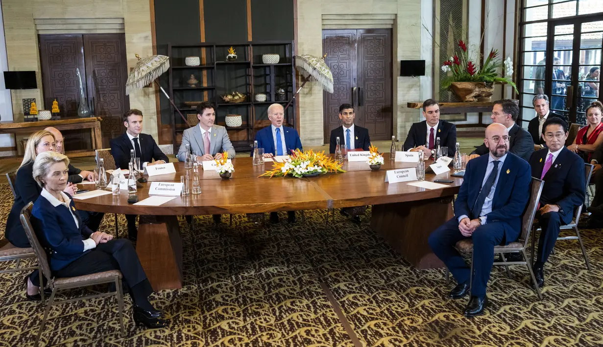 Presiden Amerika Serikat Joe Biden menggelar pertemuan darurat para pemimpin G7 dan NATO membahas dugaan ledakan rudal Rusia di Polandia, di Bali, Rabu (16/11/2022). Rapat darurat itu digelar di sela-sela KTT G20 Bali. (Doug Mills/The New York Times via AP, Pool)