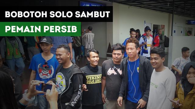 Para Bobotoh menyambut kedatangan para pemain Persib Bandung di Bandara Adi Sumarno, Boyolali.
