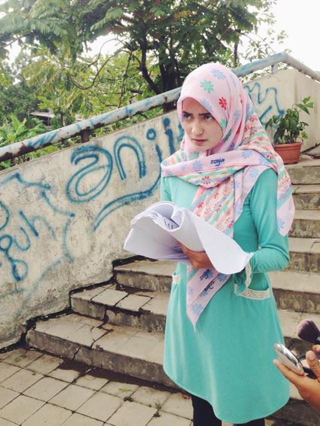 6 Penampilan Enzy Storia saat Pakai Hijab, Curi Perhatian