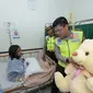 Kakorlantas Polri Irjen Royke Lumowa menjenguk Sukiarti dan memberikan hadiah boneka beruang (Korlantas Polri)