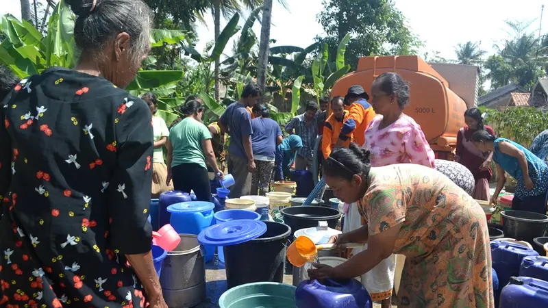 Ilustrasi – Pengiriman air bersih ke Desa Patimuan, Cilacap, Jawa Tengah. (Foto: Liputan6.com/Muhamad Ridlo)