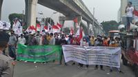 Sejumlah massa menggelar aksi damai di depan Mabes Polri, Jumat (26/8/2022). Mereka mendukung Kapolri memberantas mafia tanah di Kabupaten Kotabaru, Kalimantan Selatan. (Liputan6.com/Nanda Perdana Putra)