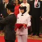 Presiden Joko Widodo atau Jokowi (kanan) memasangkan pangkat jabatan kepada Kapolri Idham Azis saat upacara pelantikan di Istana Negara, Jakarta, Jumat (1/11/2019). Idham Azis dilantik menjadi Kapolri menggantikan Tito Karnavian yang diangkat menjadi Mendagri. (Liputan6.com/Angga Yuniar)