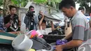 Sony Wakwaw bersama ayahnya mengangkat beberapa barang saat pindah rumah di kawasan Cibubur, Jakarta Timur. Foto diambil pada Kamis (4/12/2014). (Liputan6.com/Herman Zakharia)