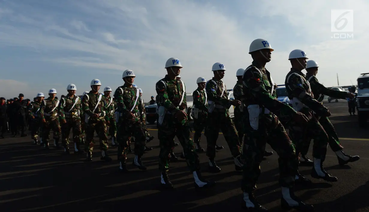Prajurit TNI bersiap mengikuti upacara Gelar Operasi Penegakan Ketertiban dan Yustisi POM TNI 2019 di Lanud Halim Perdanakusuma, Jumat (8/2). Operasi ini upaya menekan perbuatan melanggar hukum yang dilakukan anggota TNI & Polri. (Merdeka.com/Imam Buhori)