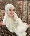 Ayu Ting Ting jelang Ramadan tampil dengan kerudung putih saat mengadakan acara di kediamannya. [@ayutingting92]