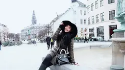 Pada tahun 2018, wanita cantik yang mengawali karirnya sebagai peragawati ini tengah menikmati dinginnya Denmark. Sembari menggunakan jaket tebal, Elvira pun terlihat menikmati momen liburannya. (Liputan6.com/IG/elviraelph)