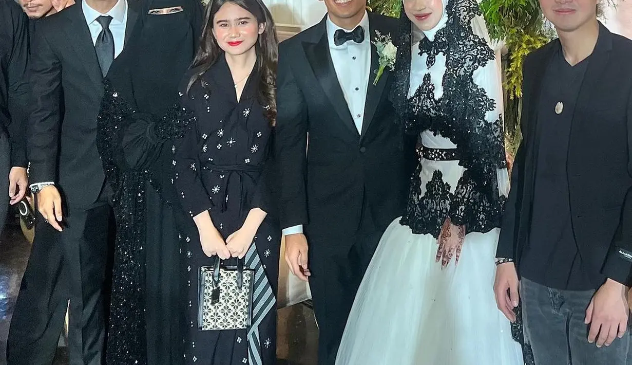 Acara digelar secara meriah dan dihadiri banyak selebriti. Berikut beberapa potret selebriti yang hadir dari artis muda hingga artis senior. Tissa tampak hadir bersama sang kekasih, Dul Jaelani. [Instagram/amingisback]