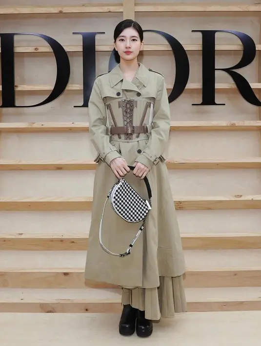 <p>Suzy terlihat menawan mengenakan trench coat oh-so-Parisian warna krem dari koleksi Autumn Winter 2022-2023. Pemeran drama Korea ‘Start Up’ itu melengkapi tampilannya dengan Tas Dior Vibe Hobe. (Instagram/Dior).</p>
