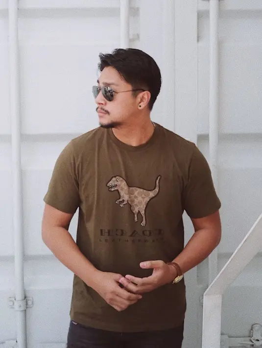 <p>Menghadirkan brewok dan kumis, Deva Mahenra yang sekarang tampak lebih manly dan makin terlihat dewasa. (FOTO: instagram.com/devamahenra/)</p>