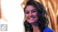 Agnez Mo merupakan artis, penyanyi, penari, model, pencipta lagu, bintang iklan, dan perancang busana asal Indonesia. 