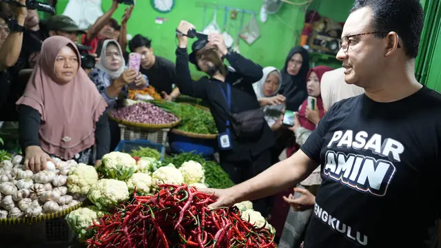 Calon presiden (capres) nomor urut satu Anies Baswedan mengawali kampanye di Bengkulu dengan berkunjung ke Pasar Minggu Bengkulu, Teluk Sagara, Rabu (6/12/2023). (Winda Nelfira).