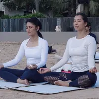 Sebagai ibu, Jennifer Bachdim dan Dian Sastro sama-sama menyukai olahraga. Baru-baru ini, keduanya terlihat akrab saat ikuti yoga bareng di pinggir pantai [@jenniferbachdim]