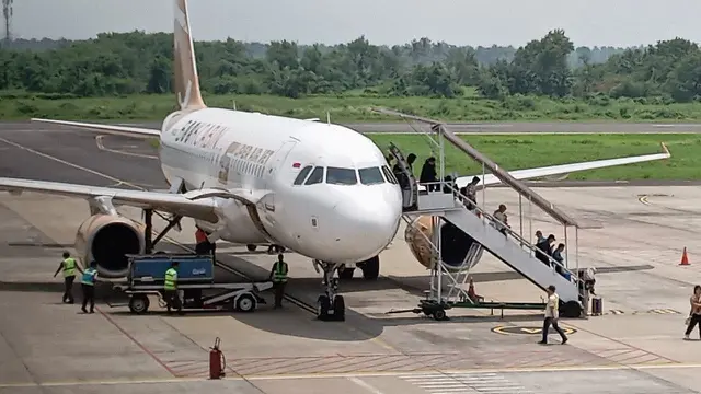 Penumpang turun dari pesawat Super Air Jet di Bandara Banyuwangi (Istimewa)