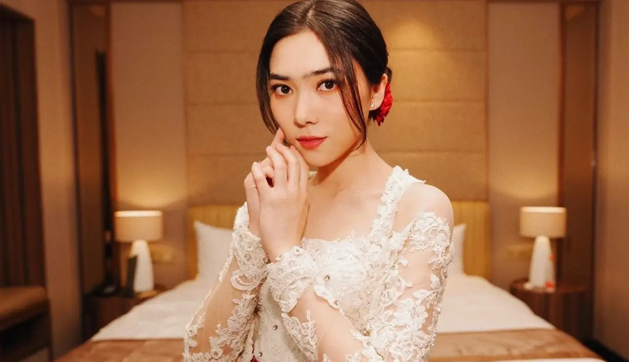 Diva muda ini memang dikenal dengan lagu-lagu hits dan suara emasnya. Namun tak hanya suara merdu, penampilan Isyana dalam balutan kebaya tuai pujian. Ia tampak begitu anggun dan pesona cantiknya terpancar.(Liputan6.com/IG/@isyanasarasvati)