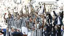 Selebrasi pemain Juventus usai dinobatkan menjadi kampiun Seri A 2013-2014 di Turin, Italia (18/5/2014). (REUTERS/Alessandro Garofalo)