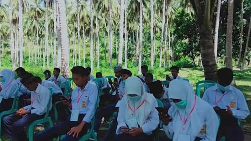 Prihatin Liat Para Siswa di Halmahera yang Sulit Mengakses Internet Saat US