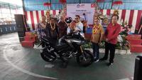 PT astra Honda Motor menyerahkan satu unit Honda CB150X untuk mendukung proses belajar mengajar di SMK PGRI 2 badung,  Bali. (Septian/Liputan6.com)