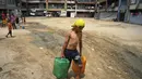 Saat ini, titik pengambilan air bersih hanya tersedia di beberapa lokasi di wilayah Gaza. (AP Photo/Jehad Alshrafi)