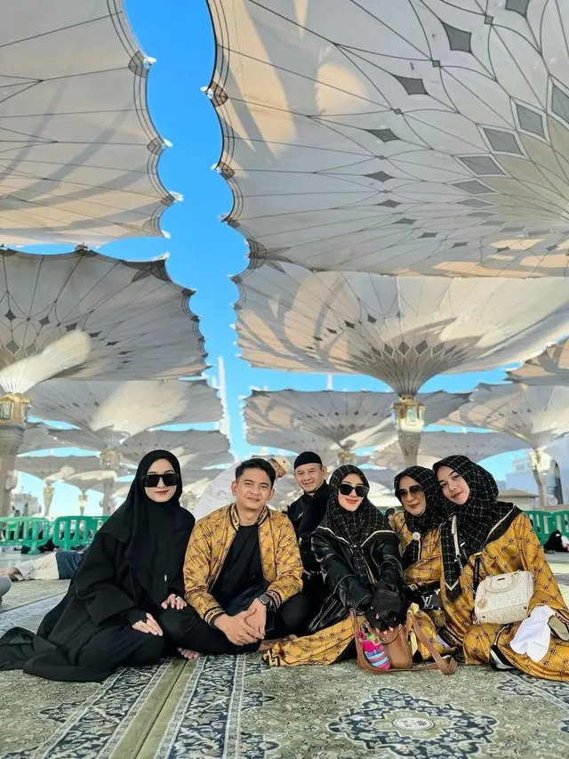 8 Potret Ghea Youbi Jalani Ibadah Umroh, Penampilan Berhijab Jadi Sorotan