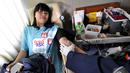 Seorang remaja putri melakukan donor darah dalam acara Dance4life di Bundaran HI, Jakarta, Minggu (7/12/2014). (Liputan6.com/Miftahul Hayat)