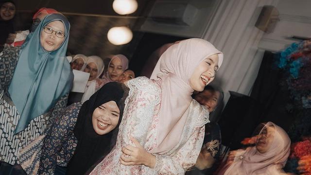 6 Potret Cut Syifa Rayakan Anniversary Fans, Dikira Netizen Gelar Lamaran