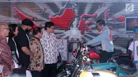 Presiden RI, Joko Widodo menaiki salah satu motor customs yang dipamerkan pada Indonesia International Motor Show 2018 di JIExpo, Jakarta, Kamis (19/4). IIMS 2018 diselenggarakan hingga 29 April mendatang. (Liputan6.com/Helmi Fithriansyah)