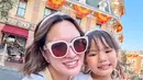 Shandy Aulia dan Clare kerap habiskan waktu bersama dengan jalan-jalan ke luar negeri. Terbaru, keduanya terlihat quality time dengan bermain di Disneyland [@shandyaulia]