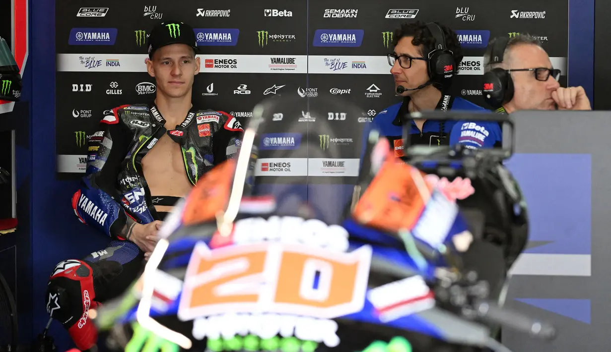 Pembalap Monster Energy Yamaha Fabio Quartararo berbincang dengan salah satu anggota timnya saat tes pramusim MotoGP 2024 di Sirkuit Internasional Sepang, Sepang, Malaysia, Selasa (06/02/2024).  (AFP/Mohd Rasfan)