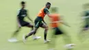 Pemain Timnas Indonesia U-22, Marinus Wanewar, mengejar bola saat latihan di Stadion Madya Senayan, Jakarta, Kamis (24/1). Latihan ini merupakan persiapan jelang Piala AFF U-22. (Bola.com/Yoppy Renato)