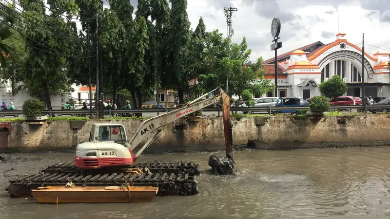 Cegah Pendangkalan, Anak Sungai Ciliwung Dinormalisasi