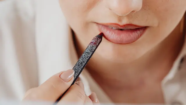 Mulai dari Lip Liner dan Ikuti Bentuk Bibir