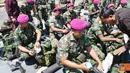 Citizen6, Surabaya: Personel Satgas SBJ Wakatobi di Swiping dari barang-barang terlarang seperti munisi tajam, senjam, dan Narkoba oleh anggota Jajaran Intel Menbanpur-1 Mar. (Pengirim: Budi Abdillah)
